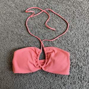 Säljer denna fina bikini överdel från H&M💗den är aldrig använd endast testad, säljer den för att den var lite för liten för mig💗