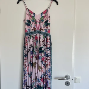 H&M Pleated Dress  - Pleated dress from H&M  Used once ☝️  Lining: 100% viscose  Outer fabric: 100% polyester   Art no: 05476436