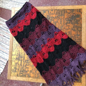 Stickad kjol med svart innerkjol (no see-through❤️) - Stickad/ virkad skön långkjol i fina färger. Den har en fastsydd svart underkjol så att man inte ser genom. Funkar alla årstider 