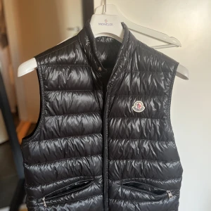Moncler - Säljer min moncler väst i storlek M. Sparsamt använd. Nyskick. Äkta. Går att scanna moncler märket för att se att den är äkta! 