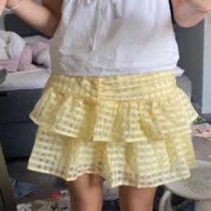 Säljer denna fina gula kjol från Gina tricot! Använd fåtal gånger inga slitningar. Säljer flr 300kr