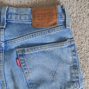 Levis jeans - Levis jeans i modellen 501. Snygga att klippa till shorts om man vill! Står ingen storlek men kan skicka mått vid önskan. Uppskattar till XS.