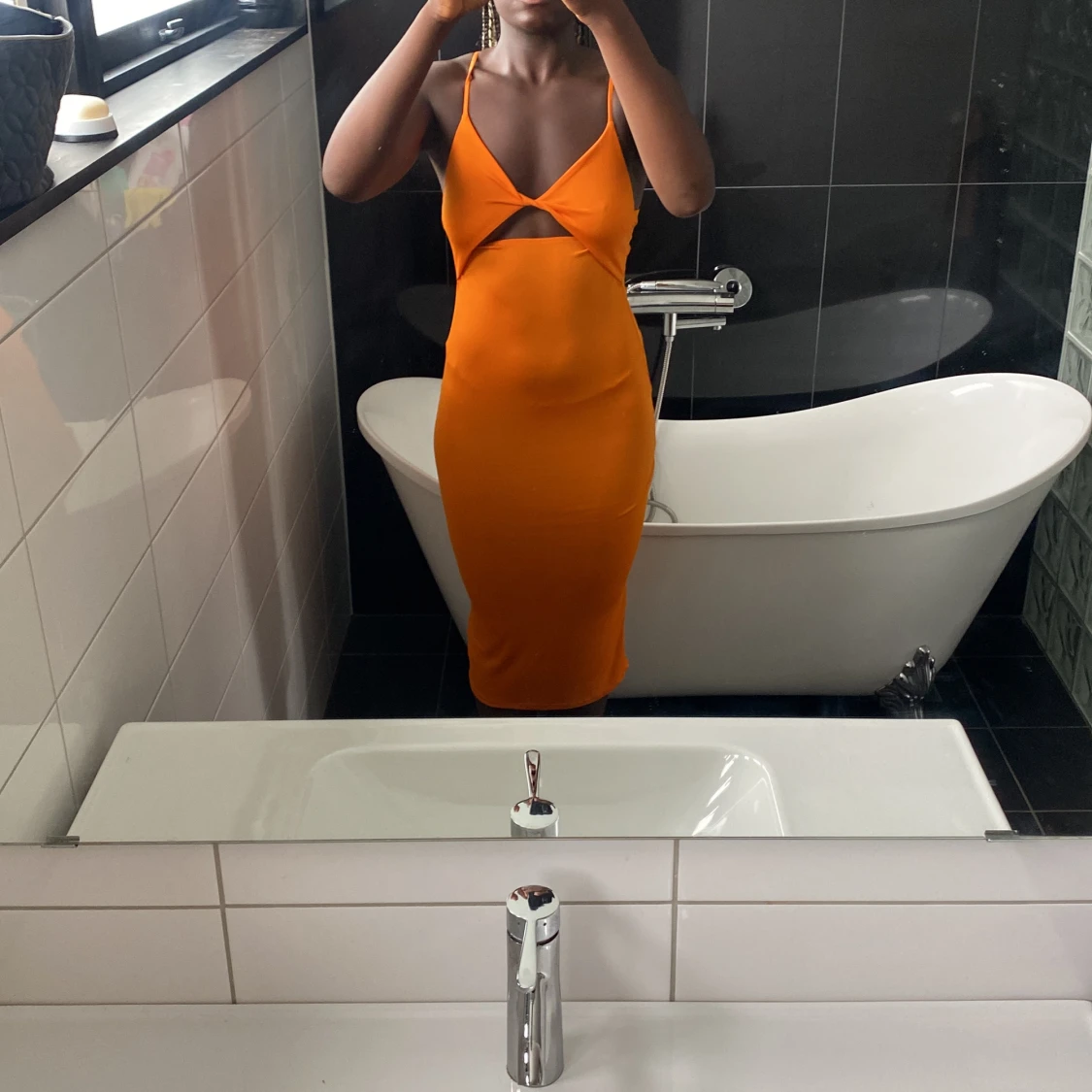 Orange knälång klänning, Zara