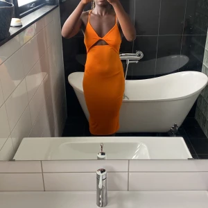 Orange knälång klänning, Zara - - Storlek :M ( jag är vanligtvis en L så den är stretchig)  - Aldrig använt  Jag är 1.81💖