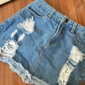 Vintage kjol  - Fin kjol som passar med nästan allt 😍😍 i brastick  Storlek M men ser ut som en XS eller S❣️ 