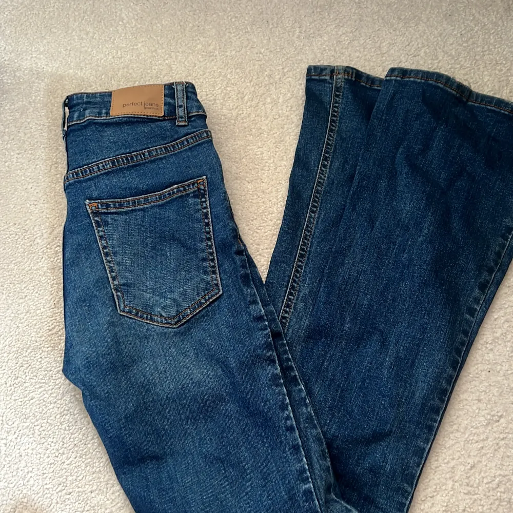 Utsvängda jeans från Gina . Jeans & Byxor.