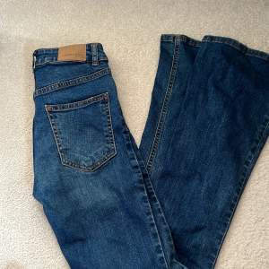 Utsvängda jeans från Gina 
