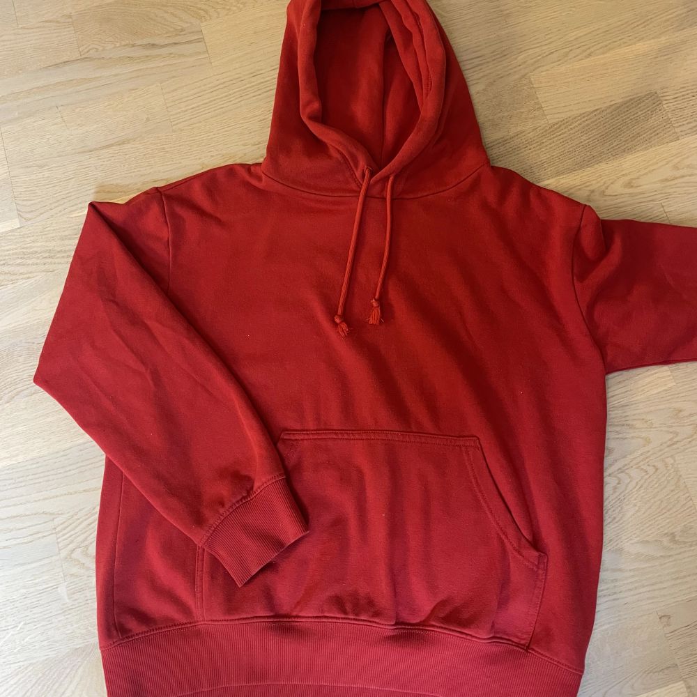 Röd Röd hoodie - H&M | Plick Second Hand
