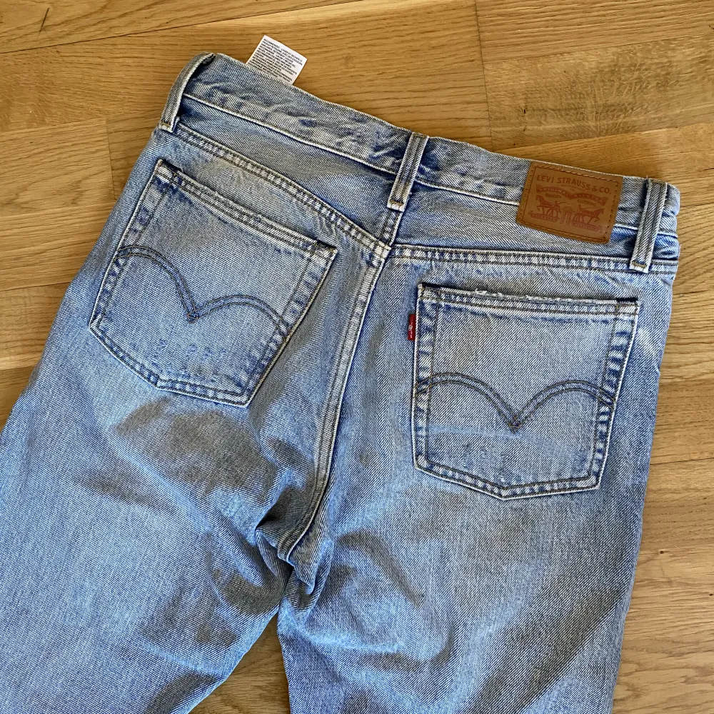 Jeans från Levis, något kortare i benen med slitningar på knäna. Väldigt snygg tvätt. Jeans & Byxor.