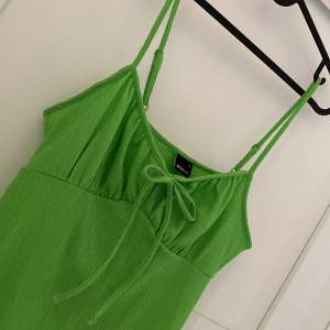 Grön miniklänning från Gina tricot💚 Luftigt material och även justerbara band.