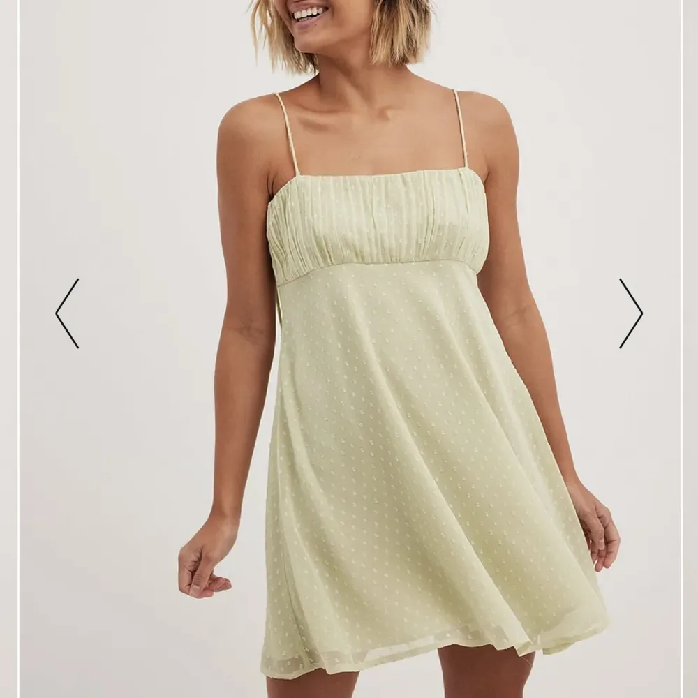 Säljer denna oanvända klänning från NA-KD. Helt ny men priset är billigare ❤️❤️. Klänningar.