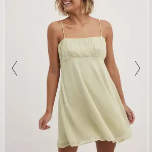 Säljer denna oanvända klänning från NA-KD. Helt ny men priset är billigare ❤️❤️