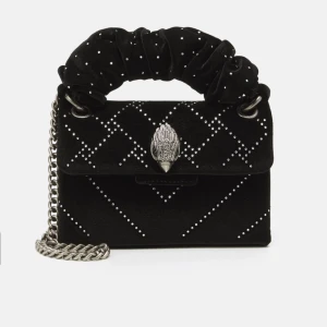 Kurt geiger väska - INTRESSEKOLL på min jätte fina Kurt geiger väska, den har tappat några diamanter men det är verkligen inget som syns❣️ pris kan diskuteras (tryck ej på köp nu)