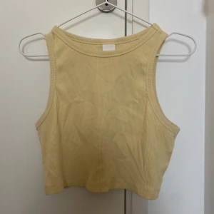 Croptop från H&M  - Croptop från H&M i ribbat material. Knappt använd, bra skick.