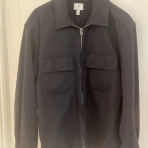 Overshirt  - En fräsch hm overshirt, marinblå i storlek L