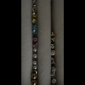 Örhängen H&M och Glitter - Små örhängen från H&M och Glitter. 10 kr/örhänge.