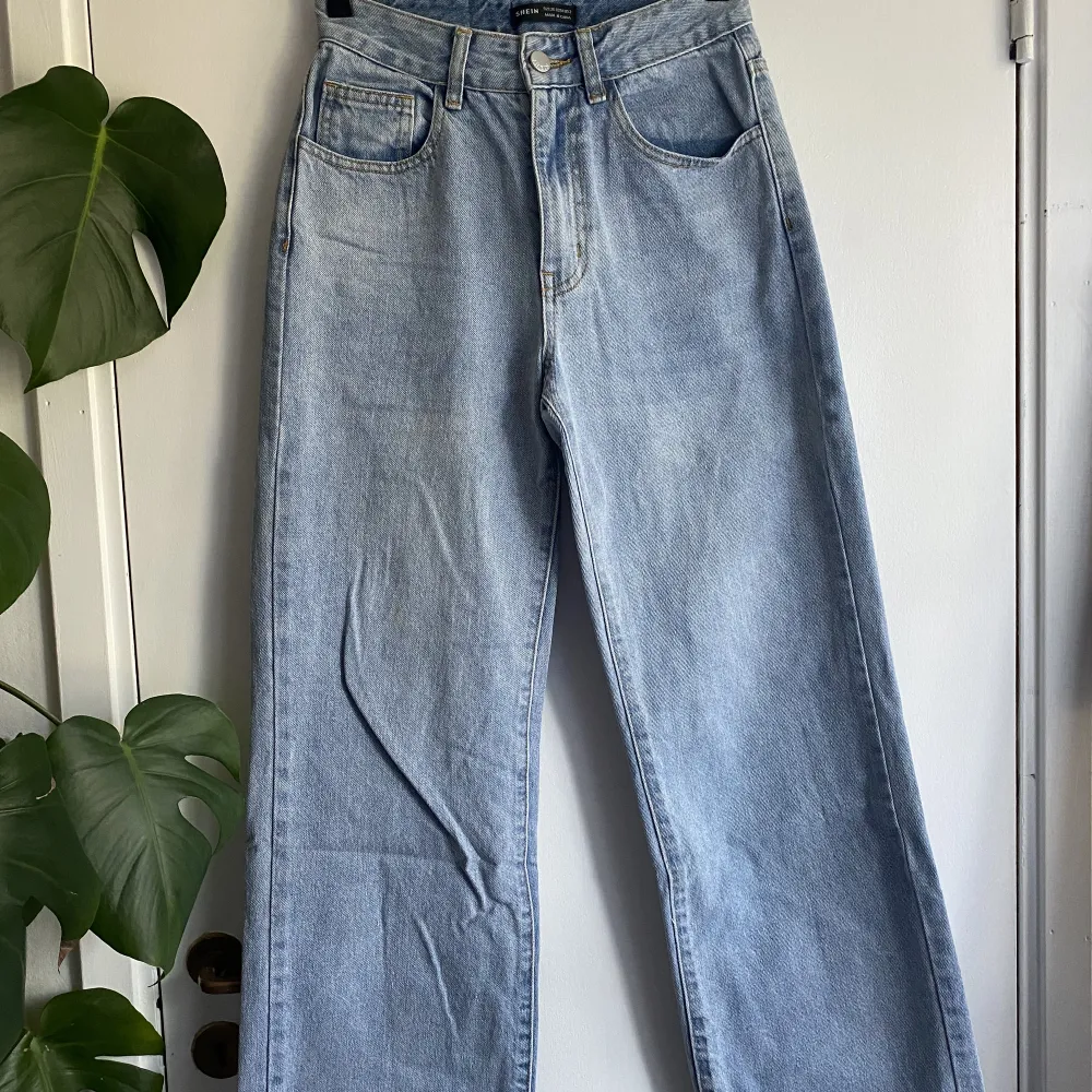 Ett par snygga vida blåa jeans ifrån Shein.  I storlek 34. Använda ca 5 gånger. Går till mina anklar på mig som är ca 162cm lång🩵 Köparen står för frakten. Skriv privat ifall fler bilder önskas☺️. Jeans & Byxor.