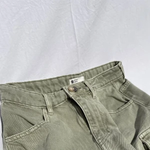 Cargo skirt - Gullig grön jeanskjol från Gina i cargostyle. Använd väldigt få gånger därför i mycket gott skick!😇🫶