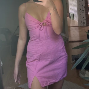 Rosa sommarklänning - Superfin sommarklänning i fint material. Knyten i ryggen💞 använd endast 1 gång 💞💞