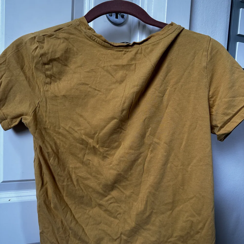 Jag kommer inte ihåg vart jag köpte tröjan, tror det var på new yorker. Har använt den några gånger! Jag stryker den såklart innan jag skickar iväg den 🩷 Det står att den är i storlek M men jag skulle säga att det är en XS Köparen står för frakten!. T-shirts.