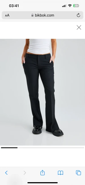 Kostymbyxor  - Säljer dessa superfina lågmidjade kostymbyxor! Helt i nyskick och bara används 2-3 gånger. Jag har sytt ihop byxorna där nere och personligen tycker jag att det ser bättre ut så!!💞💞Jag har sytt många byxor så det är proffesionellt gjort💞