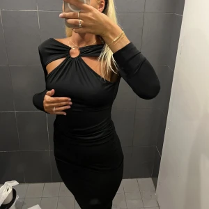 Tajt lång klänning - Säljer min svarta klänning från ASOS 