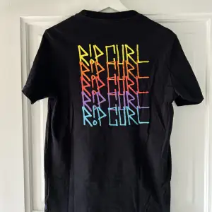 En T-shirt från ripcurl med ett färgglatt tryck på ryggen! 