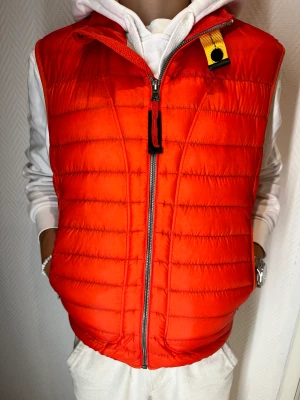 Parajumpers väst  - Jag har valt att sälja min Parajumpers  väst pågrund av att den blivit för liten för mig.  Säljer den för 800kr eftersom att den inte går för så mycket längre.  Har ni några frågor så ställ dem bara! /mvh Elias 