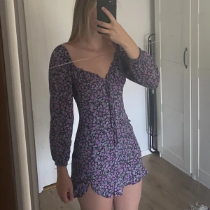 Lila sommarklänning - En söt lila blommig sommarklänning fårn Pull & Bear i storlek S