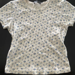Söt sommartopp från Brandy - Supergullig blommig topp från Brandy, passar till allt nu i sommar♥️