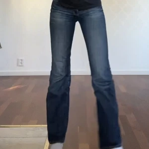 Lågmidjade bootcutjeans - Hej, jag säljer dessa jättesnygga lågmidjade bootcut byxor ifrån Crocker💗byxorna är i god skick och har en fin blå färg. Jeansen är storlek 28/32. På bilden hade jag  storlek s och de passar också xs💞