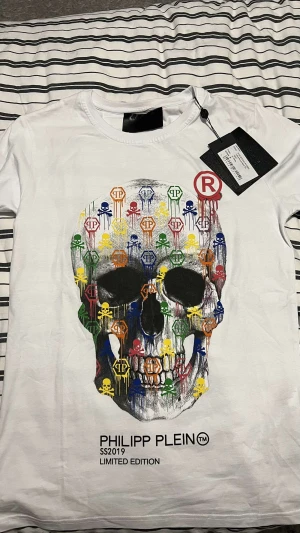 PHILIPP PLEIN T SHIRT - Säljer helt nya Philipp Plein Tshirts jag fått i present som jag inte har någon användning av. (Styckpris) Såklart så är de äkta med tagg på. De är köpta från butik. Kan även frakta om det önskas. Ordinariepriset för T shirtsen ligger runt 10 000kr.