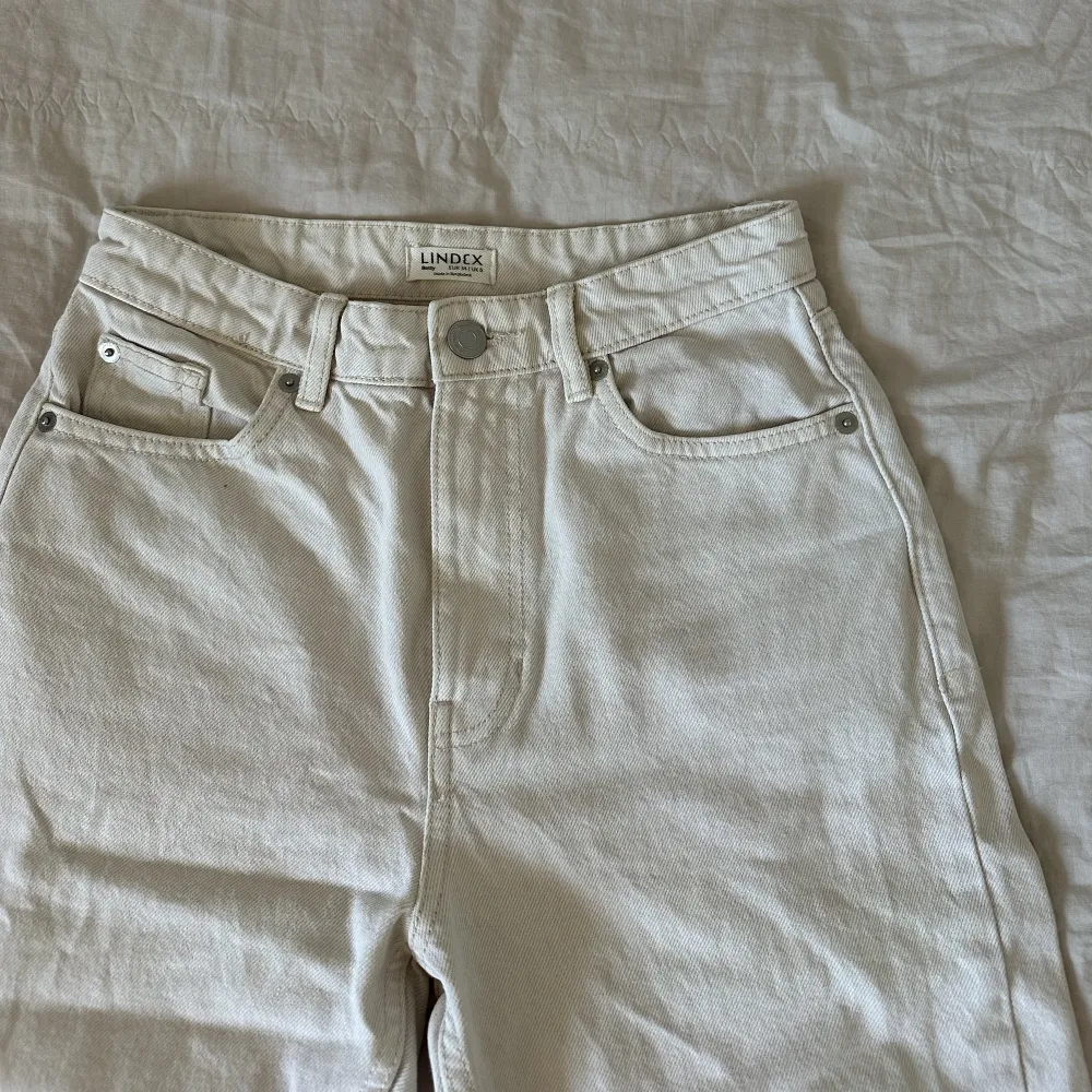 Vita jeans i jätte fint skick! 🤍. Jeans & Byxor.