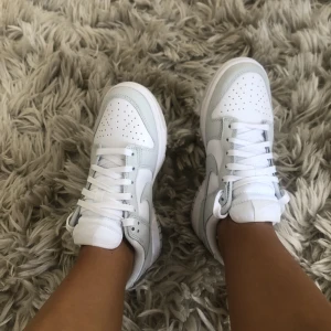 Nike Dunk Low strl 38 - Säljer nu mina Nike dunk low ”Photon dust” strl 38 (Kvitto finns). Oanvända endast testade, var för små. Extremt fina och perfekta till sommaren. 