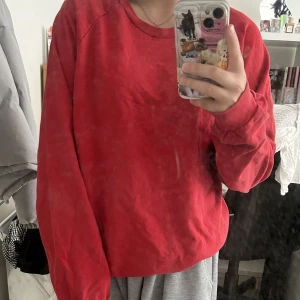 röd tröja från american apparel - röd secondhand tröja från american apparel ! använd men är i bra skick och har inte synliga defekter ^_^ skriv till mig för övriga frågor <3