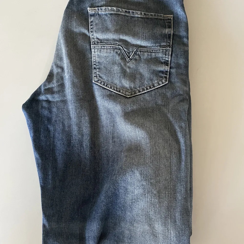 Diesel jeans för 400 kr, mycket bra skick. Använda ett kort tag. Köpt för 1100 kr.. Jeans & Byxor.