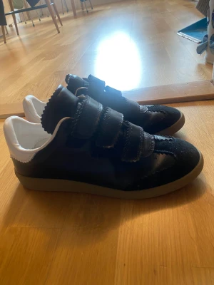Isabel Marant sneakers Beth storlek 38 - Säljer mina Marant sneakers av modellen Beth då de är lite för små för mig. Använda endast ett fåtal gånger,  i nyskick. Original låda och dustbag följer naturligtvis med. Storlek 38. Ordinariepris ligger kring 3800. 