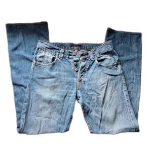 Säljer dessa skitsnygga jeans då de inte passar😩 de är lågmidjade och bootcut. Tror det är medium men det står ingen exakt storlek. Midjemåttet är 41 över iallafall.  Skriv för frågor🫶