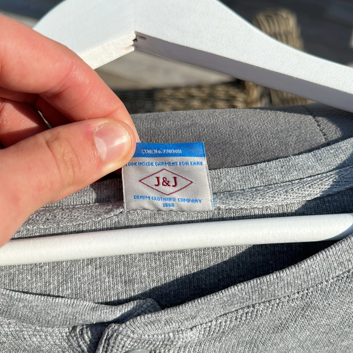 Grå j&j tröja - 90