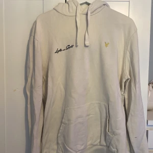Lyle & Scott hoodie  - En lyle and scott hoodie som tyvärr inte kommer till användning längre. Den är i storleken L och är en man hoodie men funkar bra för tjejer såklart 