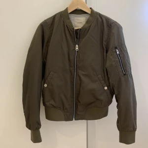Grön bomberjacka - Bomberjacka från Pull & bear. Bra skick. Använd några enstaka gånger. Storlek M, men tycker den passar som en S mer. 