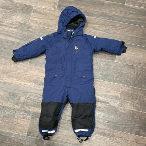 Vinteroverall - Vinteroverall i nyskick. Smidig och skön. Marinblå stl 92