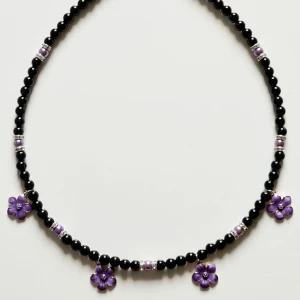 Halsband  - Vackert halsband jag pysslat ihop. Porto att skicka är 15 kr.