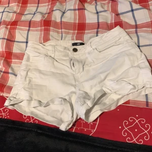 Vita jeansshorts från hm  - Säljer dessa jätte fina vita jeansshorts från hm pga att de är för små för mig  