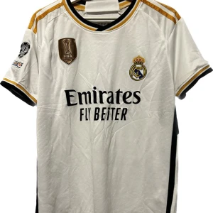 Realmadrid fotbollströja  - Säljer min fotbollströja som jag fick som present stl.S  går bra för de som har stl.M. hör av dig vid frågor eller funderingar! 