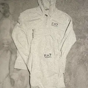 EA7 dress i färgen grå, storlek M men kan passa annat också, flera bilder skriv privat
