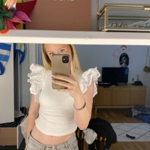 Zara topp - Topp från zara! Superfin 💓 Använd men väl omhändertagen. Inga synliga skador förutom en liten fläck på ryggen (se bild 3). Använd gärna ”köp nu”💓 