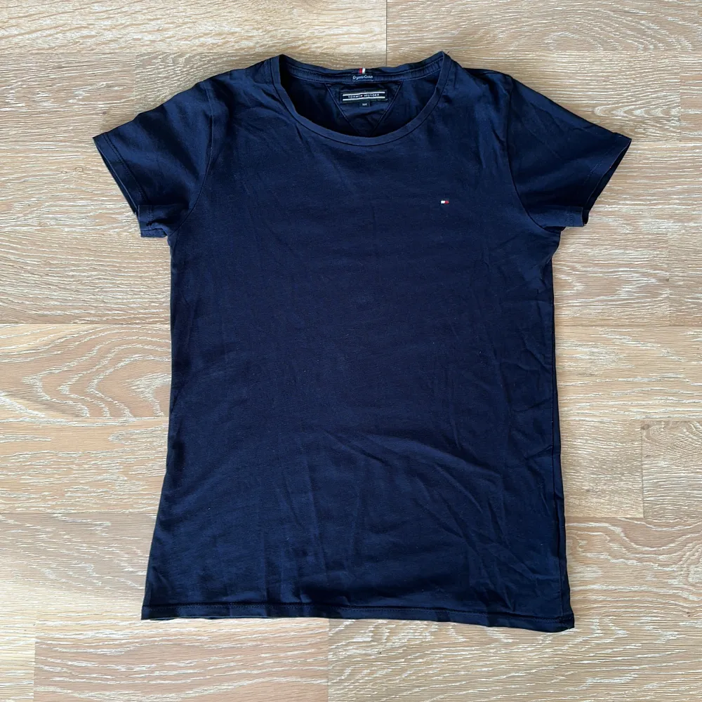 Hej! Säljer denna coola Tommy Hilfiger t-shirt som inte kommer till användning. Den är i perfekt skick och inga hål eller fläckar! Knappt använd. . T-shirts.