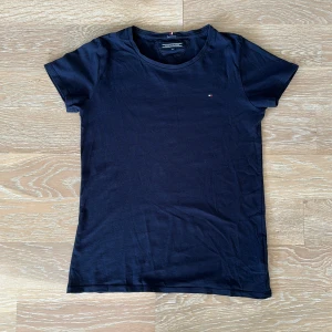 Tommy Hilfiger  - Hej! Säljer denna coola Tommy Hilfiger t-shirt som inte kommer till användning. Den är i perfekt skick och inga hål eller fläckar! Knappt använd. 