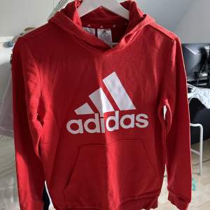 Hoodtröja Adidas. Köpt på Stadium. Skick 9/10. 